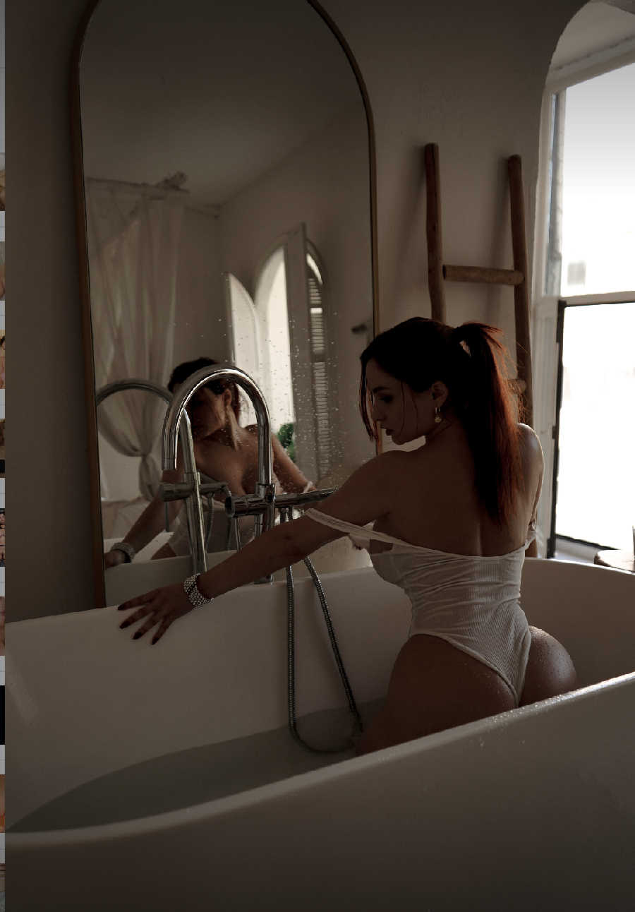 A playful frame from Miranda Faith nude — online in Joinville