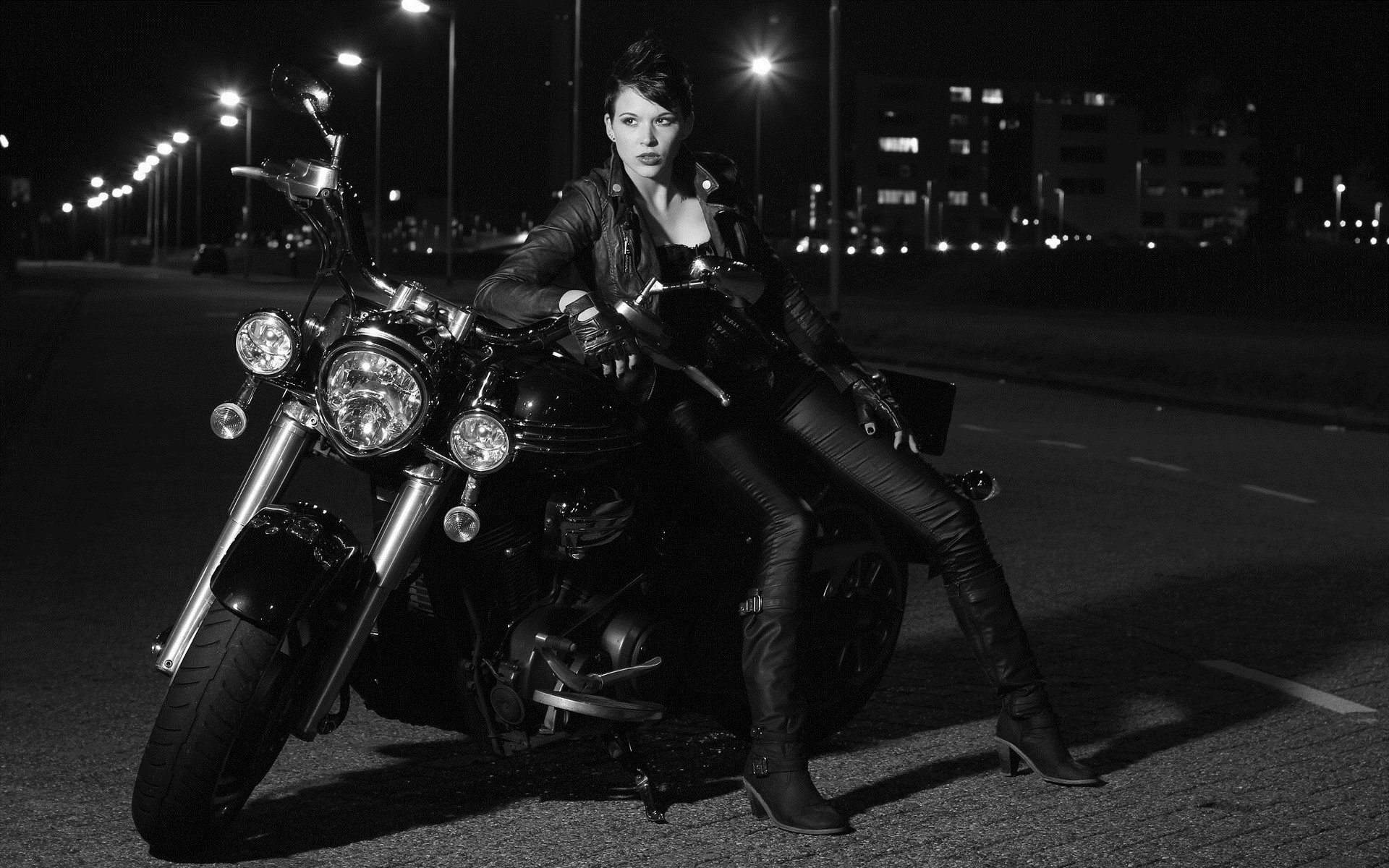 Photo Beautiful girls and motorcycles in Joinville
